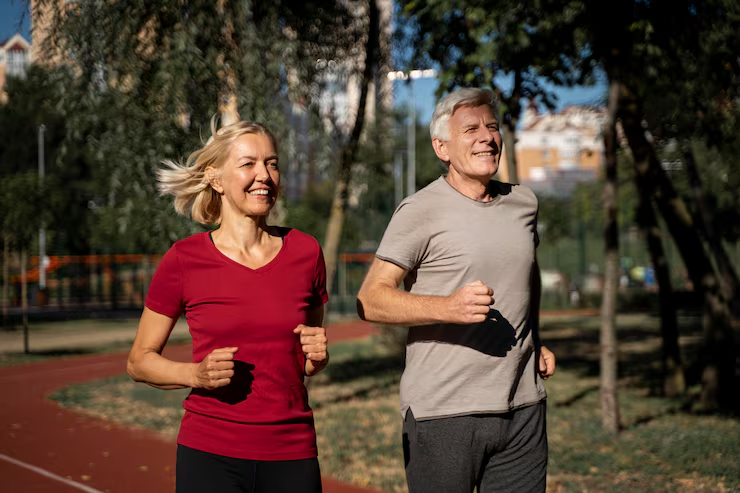 Pareja activa de 50+ corriendo al aire libre