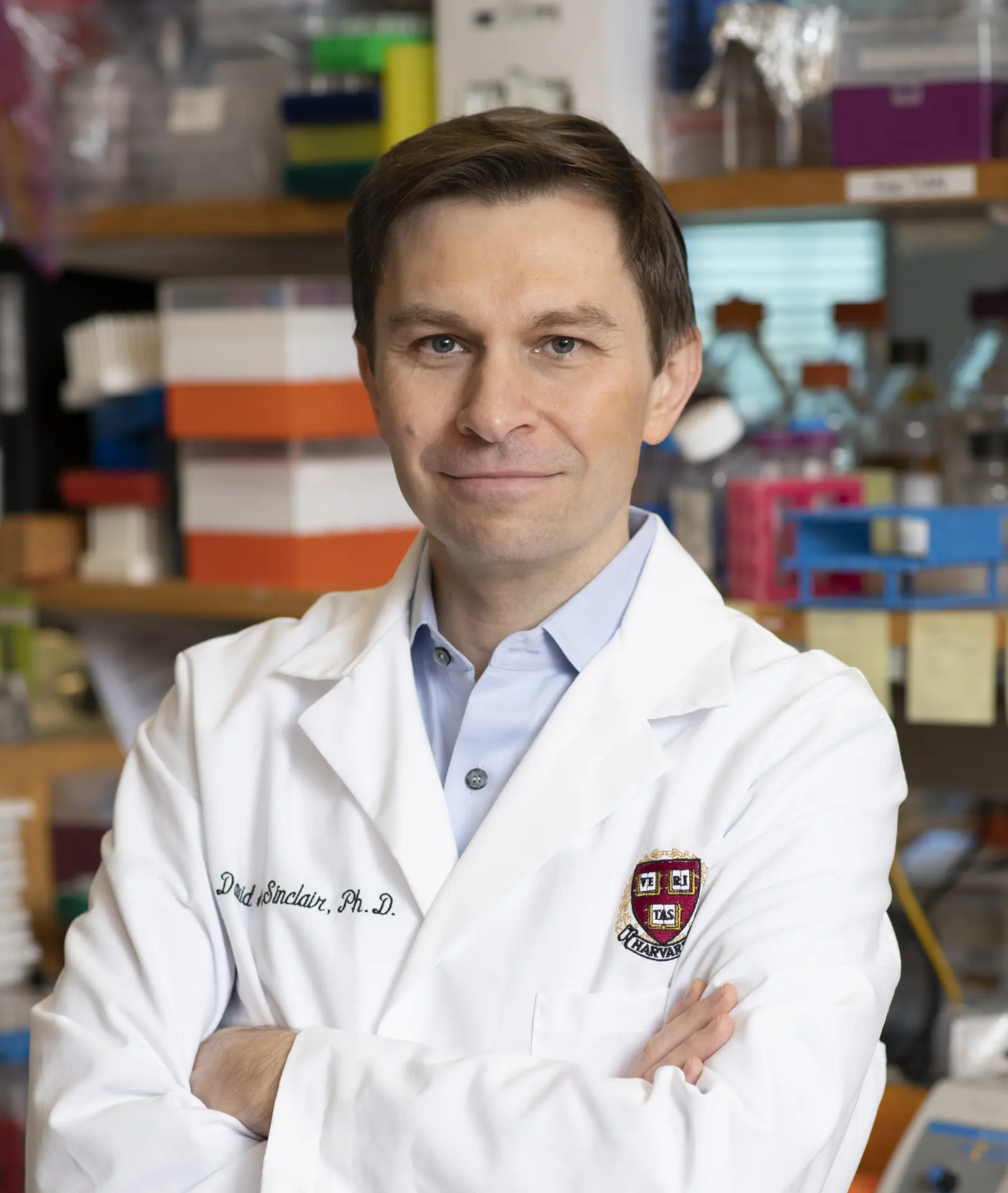 Dr. David Sinclair investigando NAD+ en el laboratorio