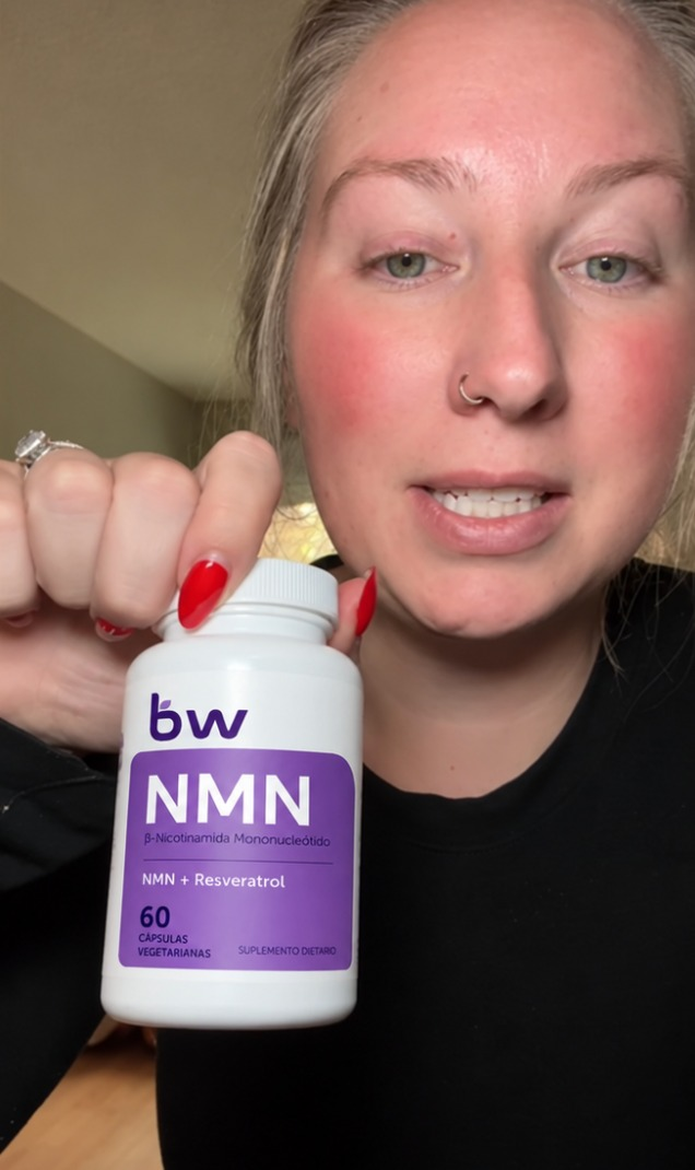 Cliente mostrando su frasco de NMN B-Well