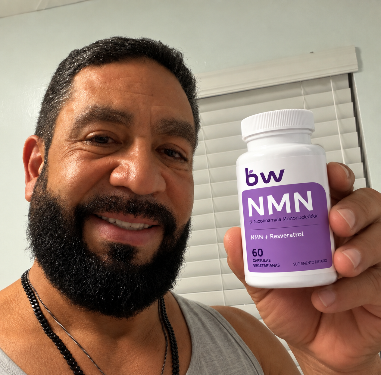 Hombre con su suplemento NMN B-Well